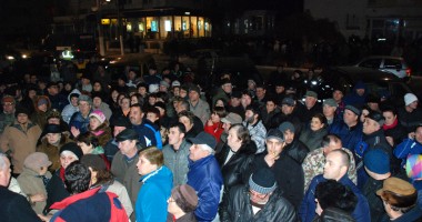 Mangalia a ieșit în stradă, Tusac a fugit pe ușa din spate - 2