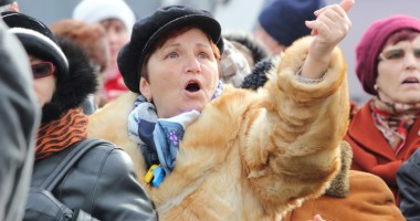 Locuitorii Mangaliei, scoși în stradă de frigul din case - 4