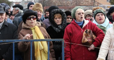 Locuitorii Mangaliei, scoși în stradă de frigul din case - 2