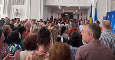 Angajații de la Finanțe continuă protestele. Boloș: 