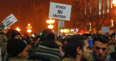 Stire din Politică-Administrație : Nicușor Dan, de la USR, semnal de alarmă: Legea grațierii ar putea trece tacit de Senat