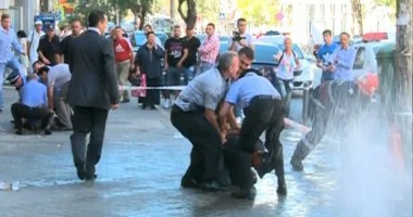 Stire din Eveniment : Protest extrem la Primăria Sectorului 5: doi bărbați au amenințat că-și dau foc. Unul dintre ei a murit.