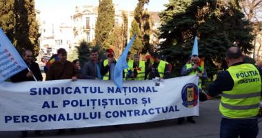 Stire din Eveniment : Sindicatele poliţiştilor declanşează proteste! Achitarea restanţelor salariale, printre solicitări