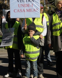 ȚEAPA VECTRA. Oamenii și-au strigat disperarea în fața Prefecturii - 4