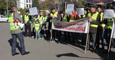 ȚEAPA VECTRA. Oamenii și-au strigat disperarea în fața Prefecturii - 3