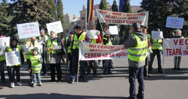 ȚEAPA VECTRA. Oamenii și-au strigat disperarea în fața Prefecturii - 2