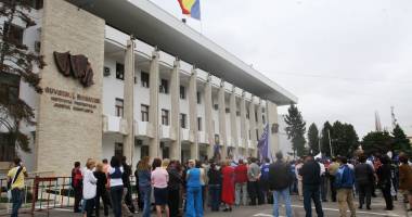 Stire din Social : PROTEST LA PREFECTURĂ. Sute de angajați din administrația publică cer mărirea salariilor
