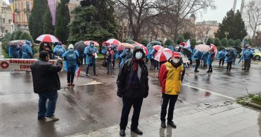 Pe ploaie și vânt, sindicaliştii Sanitas se plâng! „Cerem înlăturarea discriminărilor” - 2
