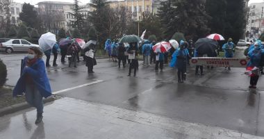 Pe ploaie și vânt, sindicaliştii Sanitas se plâng! „Cerem înlăturarea discriminărilor” - 5