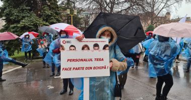 Pe ploaie și vânt, sindicaliştii Sanitas se plâng! „Cerem înlăturarea discriminărilor” - 8