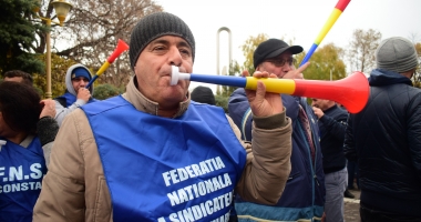 GALERIE FOTO / Proteste la Prefectură. Dumitru Costin, liderul BNS, a condus acțiunea de la Constanța - 6