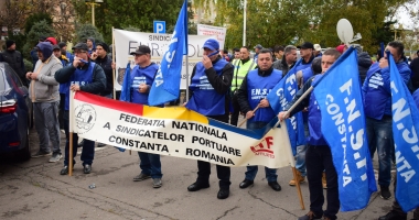 GALERIE FOTO / Proteste la Prefectură. Dumitru Costin, liderul BNS, a condus acțiunea de la Constanța - 5