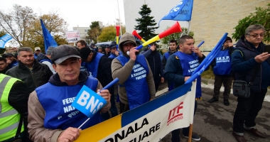 GALERIE FOTO / Proteste la Prefectură. Dumitru Costin, liderul BNS, a condus acțiunea de la Constanța - 7