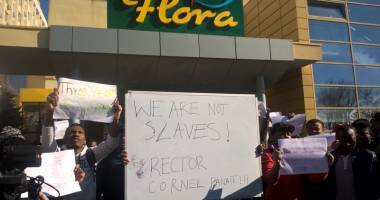 Studenții nigerieni de la UMC, protest împotriva hotelului Flora unde sunt cazați: "Nu suntem sclavi!" - 2