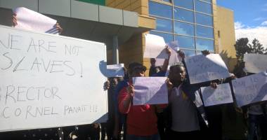 Studenții nigerieni de la UMC, protest împotriva hotelului Flora unde sunt cazați: "Nu suntem sclavi!" - 6