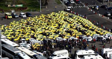 Stire din Eveniment : Transportatorii protestează! "Cerem Guvernului să renunțe la OUG pentru legalizarea pirateriei"