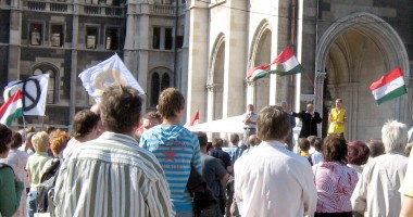 Stire din Actualitate : 50.000 de persoane au protestat la Budapesta împotriva măsurilor de austeritate luate de guvern