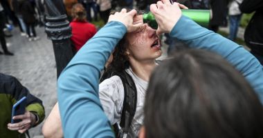 Stire din Actualitate : Poliția a tras cu gaze lacrimogene în adolescenții care protestau împotriva reformelor lui Victor Orban în domeniul educației