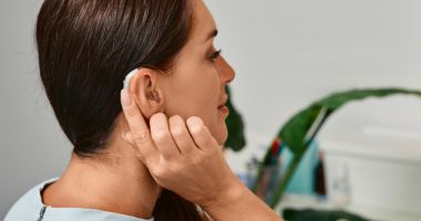 Stire din Sănătate : Adaptarea la purtarea unei proteze auditive poate dura câteva săptămâni