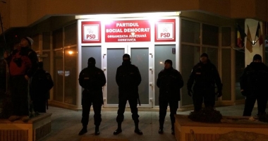 CONSTANȚA PROTESTEAZĂ / Sediul PSD, păzit de mascați