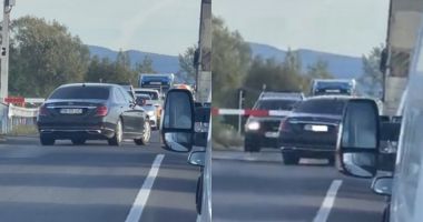 Stire din Actualitate : Mașina unui lider PSD, filmată în timp ce trece printre barierele CFR coborâte