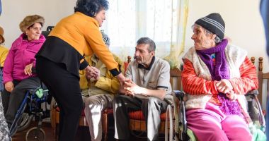 Femeile din PSD merg cu daruri la vârstnicii de la centrele de bătrâni