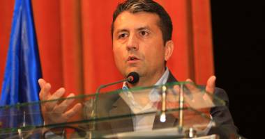 Stire din Politică-Administrație : "Ruperea partidului, cel mai mare pericol al PSD!"