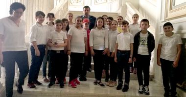 Stire din Politică-Administrație : Senatorul Ștefan Mihu, ghid la Parlament, pentru elevi de la "Colegiul Pedagogic"