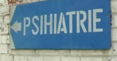 Stire din Eveniment : Bărbatul care și-a legat copilul de copac, maltratându-l, internat la psihiatrie