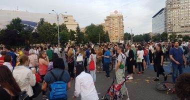 Stire din Eveniment : Sute de oameni au sărbătorit în Piața Victoriei. Au cerut demisia lui Meleșcanu