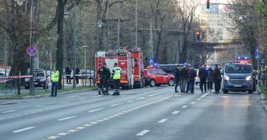 Stire din Eveniment : O mașină s-a izbit în gardul Ambasadei Rusiei din București. Şoferul a murit! Primise condamnare că şi-a violat fiica şi pe prietena ei
