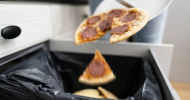 Stire din Actualitate : Câte kilograme de mâncare aruncă o persoană pe an? „Salvarea planetei începe din frigiderul tău”