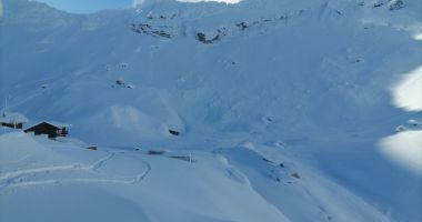 Stire din Social : Pericol uriaș de avalanșă. Turiștii sunt avertizați să evite traseele montane