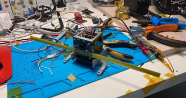 Stire din Cultură-Educație : Un satelit construit de elevi români va fi lansat în spațiu cu o rachetă a lui Elon Musk
