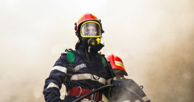 Stire din Eveniment : Incendiu la Eforie Nord, izbucnit chiar în cimitir! Se intervine de urgenţă pentru stingerea focului