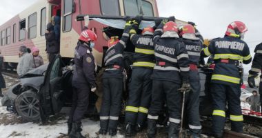 Accident grav la Iași. Un tren a lovit o mașină