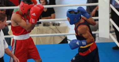 Stire din Sport : Pugilist român, în sferturi la Europene