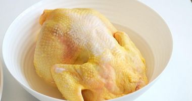 Stire din Social : Președintele ANSVSA: ”Puiul galben nu a fost vopsit, producătorii au folosit pigmenți”