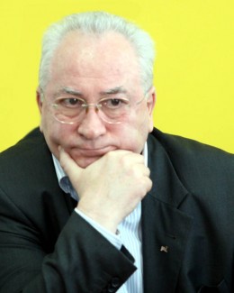 Stire din Politică-Administrație : Puiu Hașotti, atac la Monica Macovei. Cătălin Predoiu îi bate obrazul