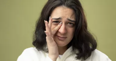 Stire din Sănătate : Pungi sub ochi? Iată ce puteți face pentru a le reduce eficient