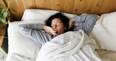 Stire din Sănătate : Dormiți minim opt ore și astfel evitați apariția pungilor de sub ochi!