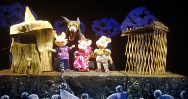 Stire din Cultură-Educație : Cei trei purceluşi îi invită pe copii la spectacol