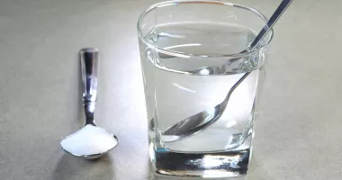 Foto - Apa cu sare ajută la reducerea inflamației bucale