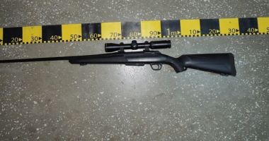 Stire din Eveniment : Surprins de polițiști cu pușca în mașină