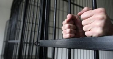Stire din Actualitate : Despăgubit  cu mulți bani după ce  a fost uitat de polițiști într-o celulă