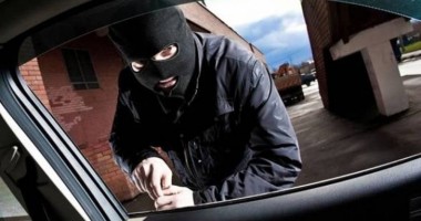 Stire din Eveniment : Un alt puști, prins în timp ce fura dintr-o mașină