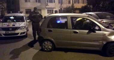 Stire din Eveniment : Distracția unui puști beat: a furat  un Matiz și a lovit șapte mașini parcate