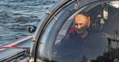 Stire din Actualitate : Putin s-a scufundat într-un batiscaf în Marea Neagră, în Crimeea, pentru a cerceta epave de corăbii bizantine