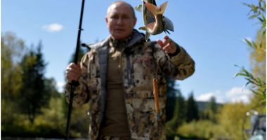 Stire din Actualitate : Președintele Vladimir Putin a fost surprins de aparatele de fotografiat la pescuit