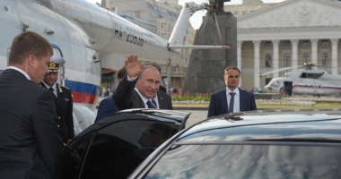 Stire din Actualitate : Mașina lui Putin,  implicată într-un accident. Șoferul a murit pe loc